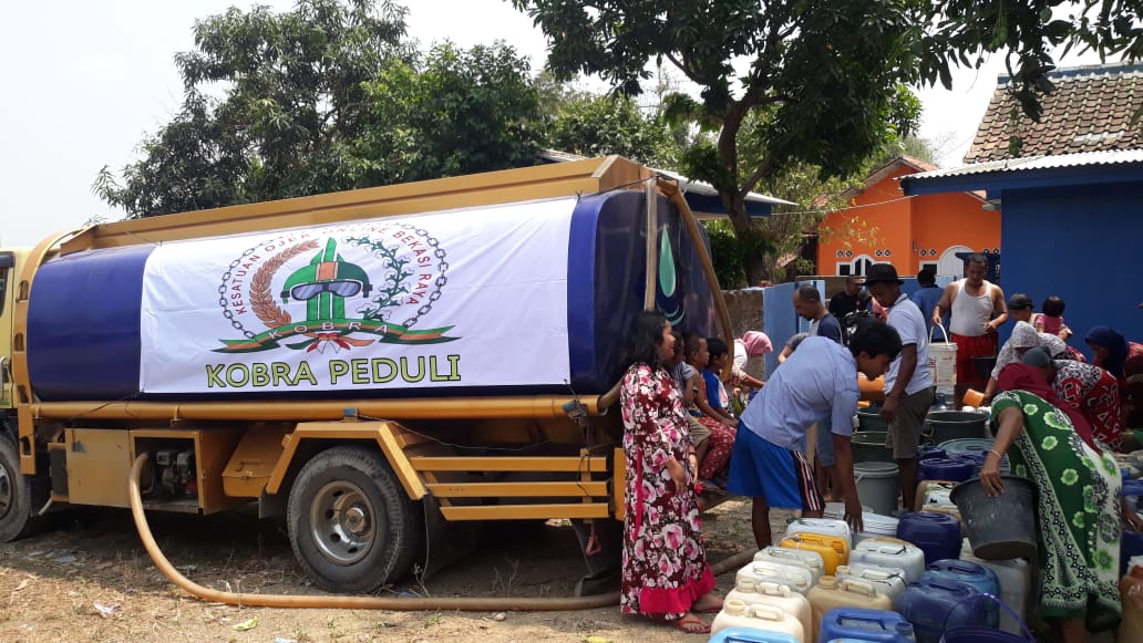 KOBRA menyalurkan bantuan air bersih ke wilayah Cibarusah Kabupaten Bekasi