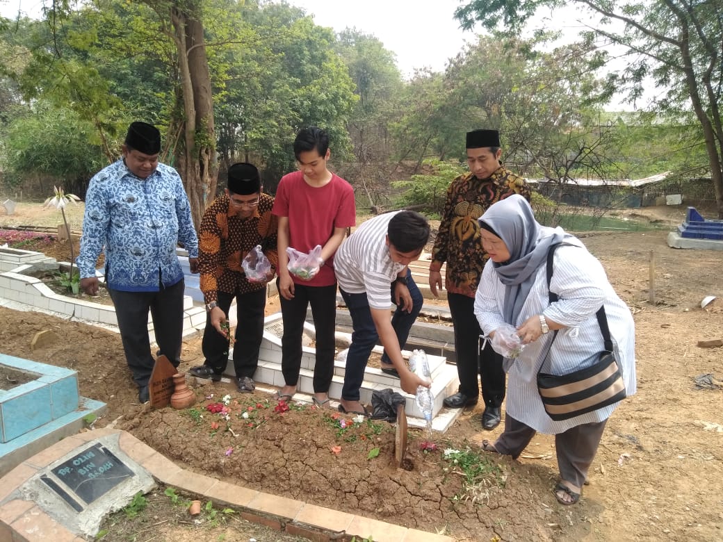 KPU Kabupaten Bekasi berziarah ke makam pahlawan demokrasi yang gugur saat bertugas pada Pemilu 2019