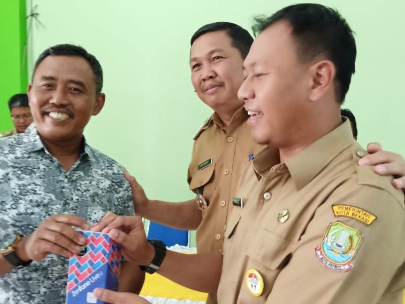 Kabag Tapem, Ferdhie (kanan) secara simbolis memberikan HP kepada perwakilan Ketua RW di Bantargeban