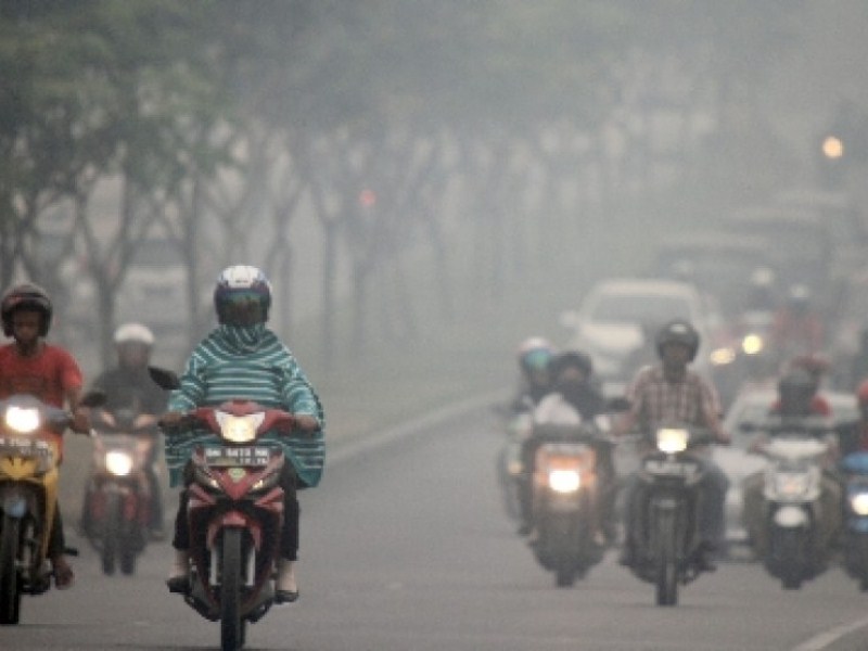 Kabut asap menyelimuti pengendara di Riau