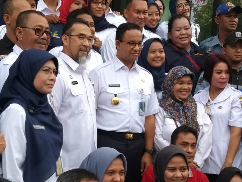 Kadinsos DKI Jakarta, Irmansyah (kiri Anies Baswedan) berpose usai peluncuran kartu disabilitas