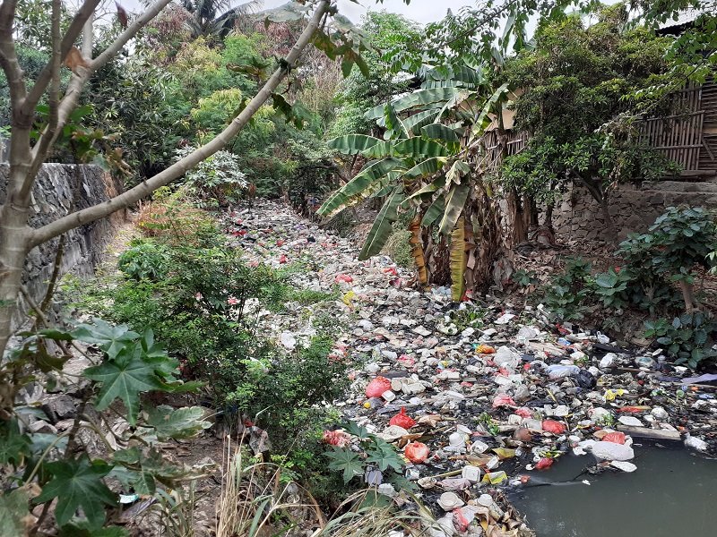 Kali Bahagia di Perumahan Candrabaga, Kelurahan Bahagia, Kec. Babelan, Kab. Bekasi tertutup sampah