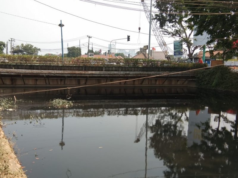 Kali Bekasi yang berwarna hitam