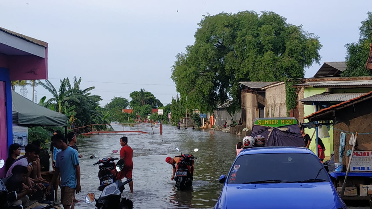 Kali Busa di Desa Satria Jaya Tambun Utara meluap pada Kamis 2 Januari 2020