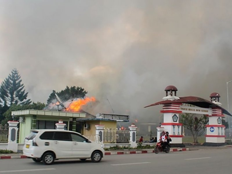 Kantor Bupati Jayawijaya yang terbakar saat aksi unjuk rasa di Wamena, Senin (23/9/2019). ANTARA