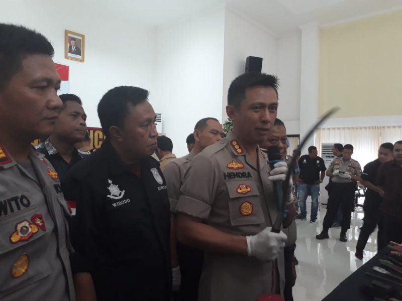 Kapolres Metro Bekasi, Kombes Pol Hendra Gunawan menunjukkan sejam dari pelajar yang hendak tawuran