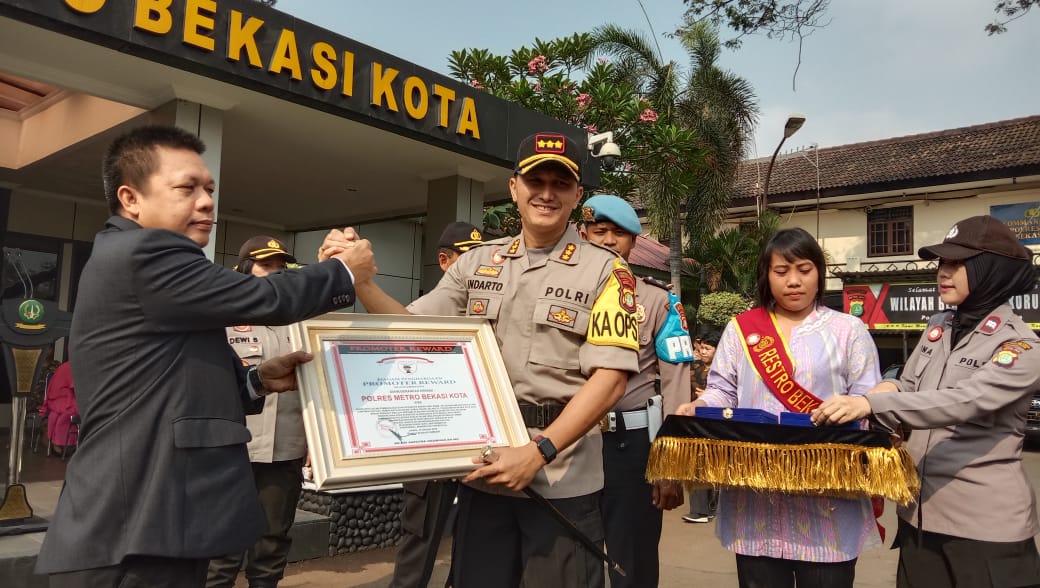 Kapolres Metro Bekasi Kota Kombes Pol Indarto terima penghargaan dari Lemkapi