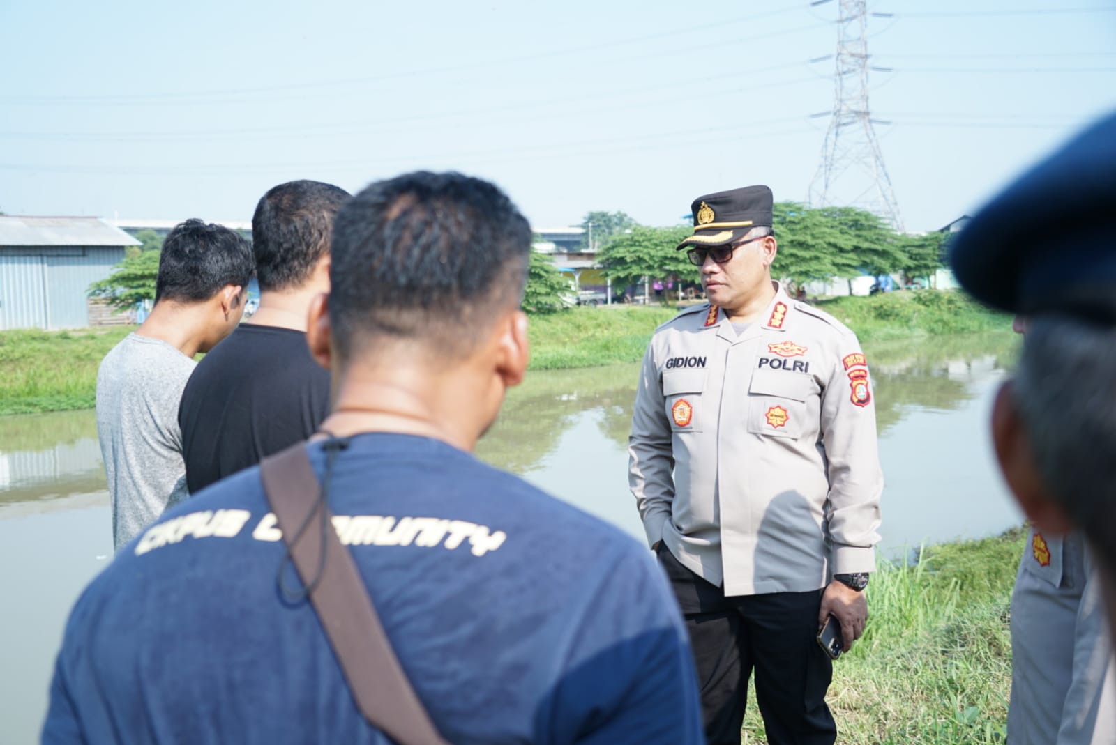 Kapolres Metro Bekasi saat meninjau lokasi kecelakaan