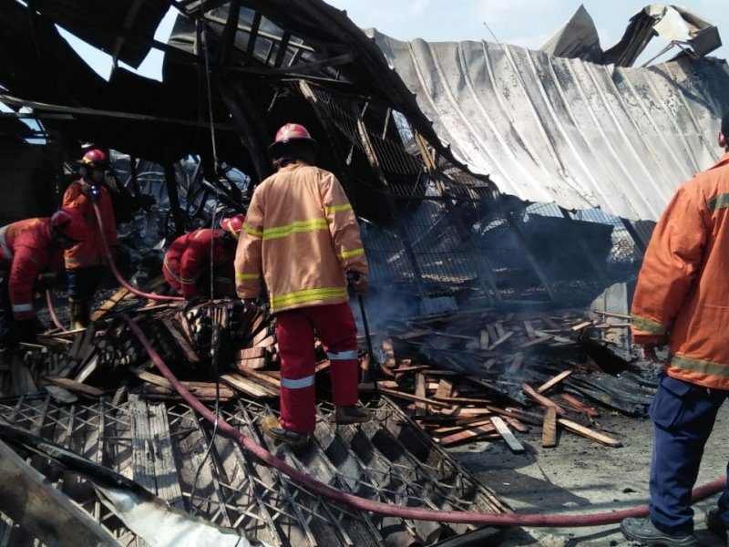 Kebakaran di sebuah pabrik gudang tempat pembuatan palet dari kayu di Bekasi Jaya