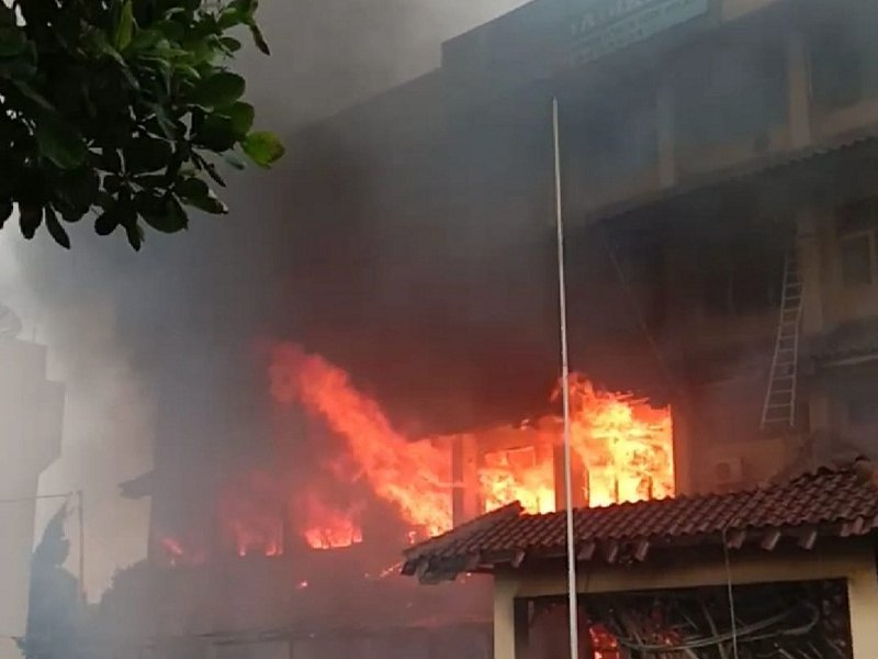 Kebakaran hebat melanda gedung SMK Yadika 6 Bekasi