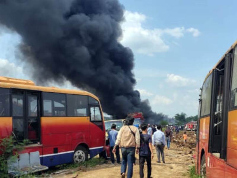 Kebakaran hebat melanda tempat pemotongan bangkai bus Transjakarta di Desa Dramaga