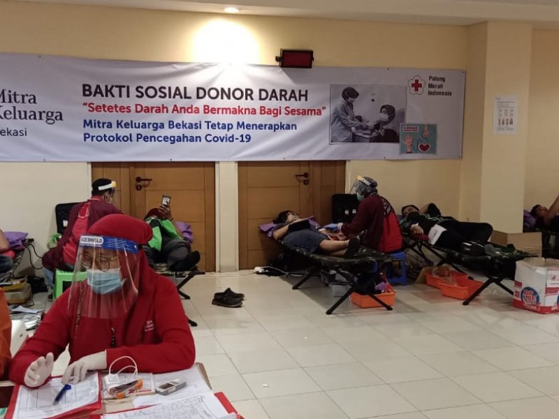 Kegiatan bakti sosial donor darah Mitra Keluarga Bekasi pada Ahad (19/7).