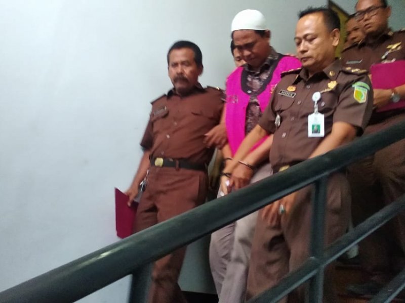 Kejari Kabupaten Bekasi menahan eks Kades Karangasih berinisial AM terkait korupsi (dok)