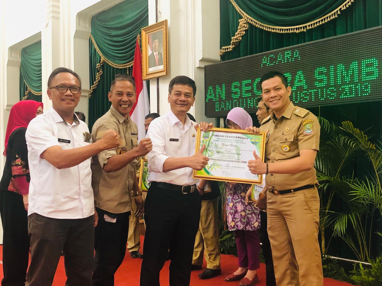 Kelurahan Jatirangga Kecamatan Jatisampurna meraih penghargaan Bambu Juara