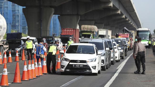 Kemacetan di Tol Japek imbas pemeriksaan penyekatan larangan mudik.Ilustrasi AP Photo.Achmad Ibrahim