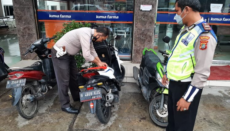 Kendaraan motor korban sedang diperiksa petugas polisi