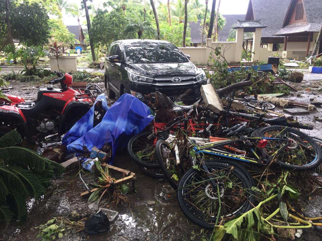 Kendaraan yang rusak akibat terbawa arus air tsunami di Banten pada 2018 lalu