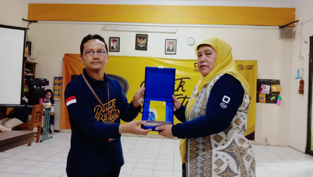 Kepala Sekolah SMPN 1 Kota Bekasi Euis Siti Halimah menerima plakat dari KPP Bekasi Utara