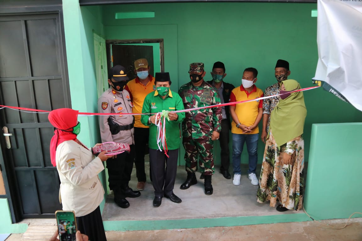 Ketua Baznas Kota Bekasi Simbolis Gunting Pita dalam Program Benah Rumah