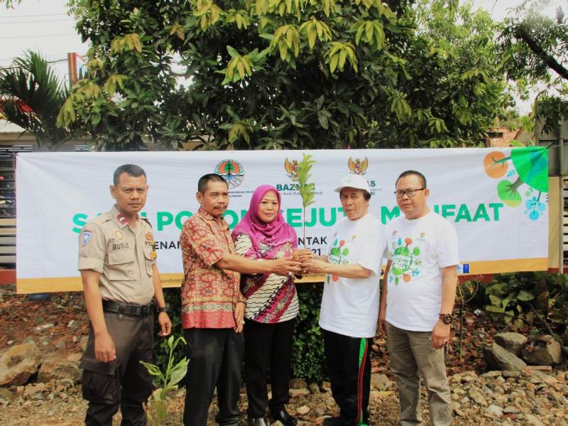 Ketua Baznas kota Bekasi Paray Said ke dua dari kanan menyerahkan simbolis tanaman ke aparatur Kelur