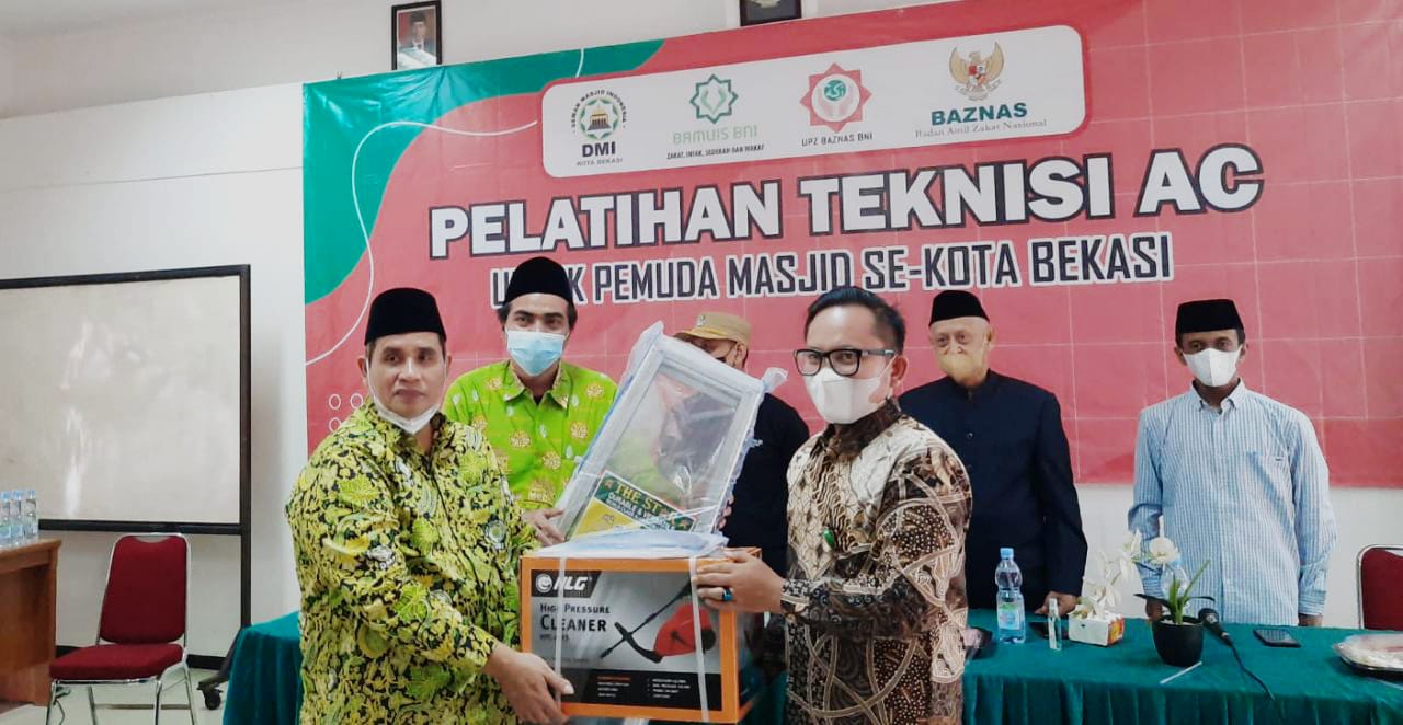 Ketua DMI Kota Bekasi Jaja Jaelani simbolis serahkan bantuan alat service AC