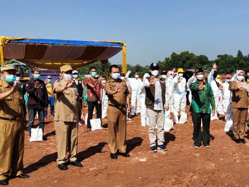 Ketua DPRD Kota Bekasi, Choiruman J Putro berkunjung ke TPU Padurenan