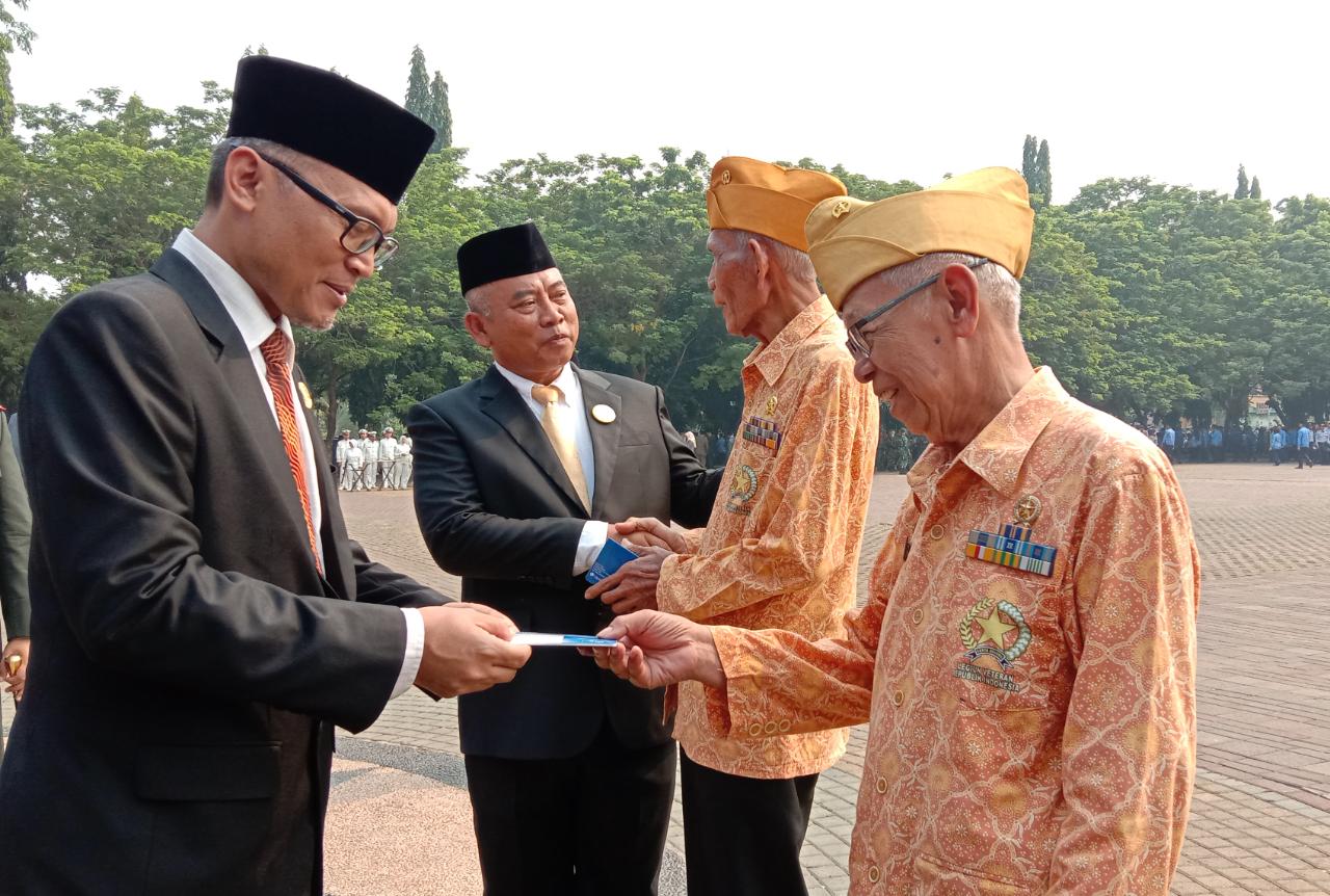 Ketua DPRD Kota Bekasi Choiruman dan WaliKota Bekasi berikan simbolis dana sosial bagi veteran