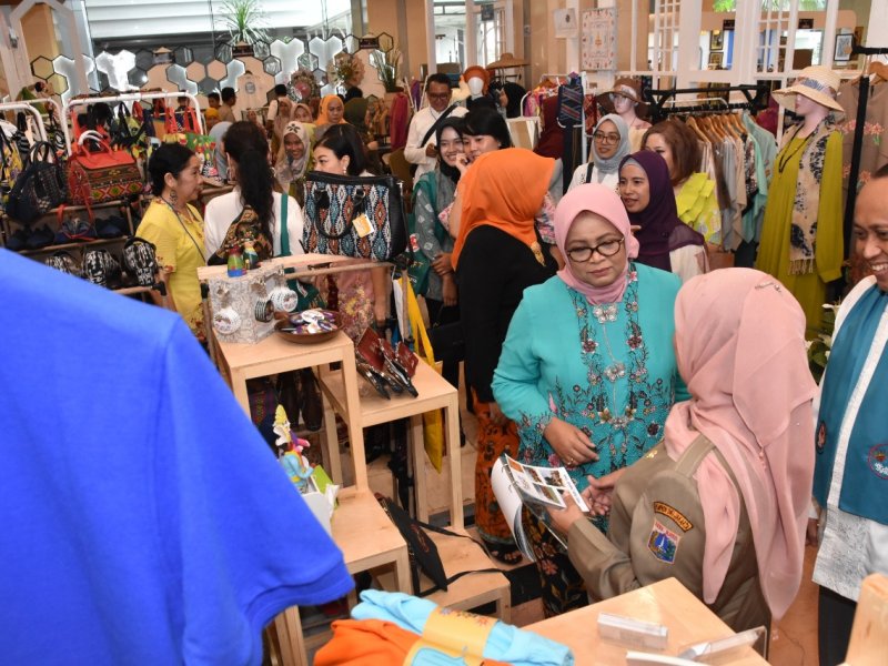 Ketua Dekranasda DKI Jakarta, Ferry Farhati meninjau stand para peserta pameran JakCraft 2019