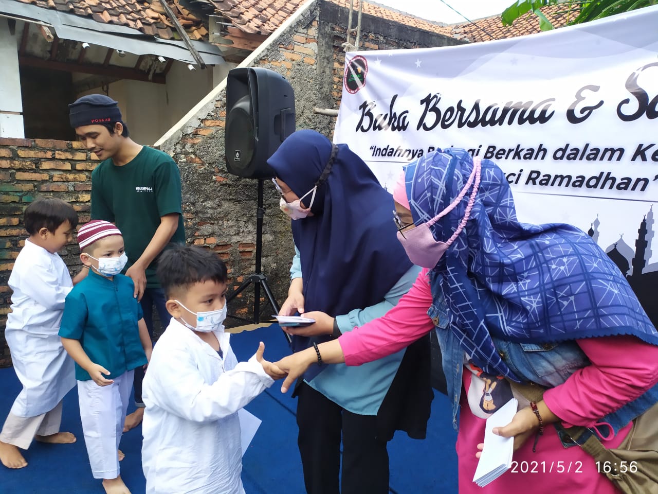 Ketua Forjas Bekasi Leny simbolis bagikan santunan