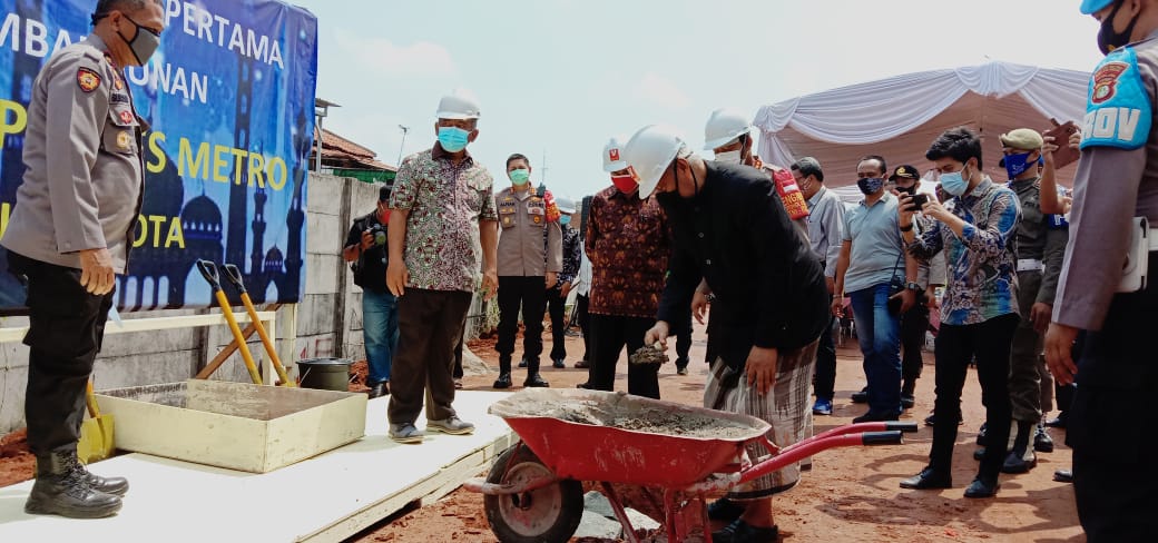 Ketua MUI Kota Bekasi KH.Mir an Syamsuri simbolis melakukan peletakan batu pertama