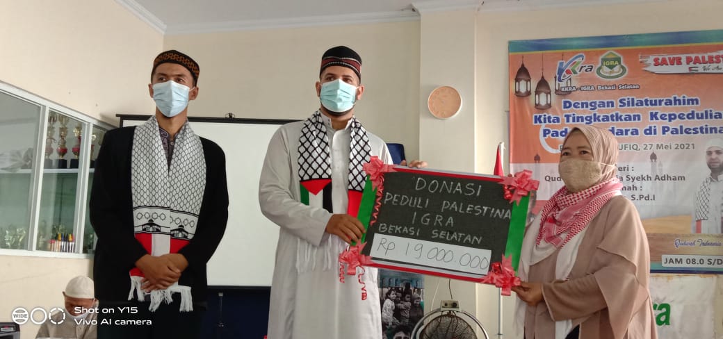 Ketua PC IGRA Bekasi Selatan Ai Komariah simbolis menyalurkan donasi Palestina melalui Qudwah Indone