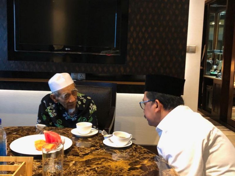 Kiai Maimun Zubair bersama Waketum Majelis Ulama Indonesia, Zainut Tauhid