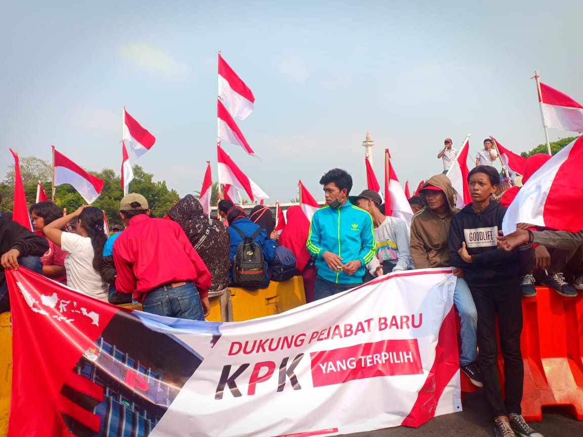 Komite Nasional Masyarakat Indonesia menggelar aksi dalam rangka mendukung pengesahan revisi UU KPK