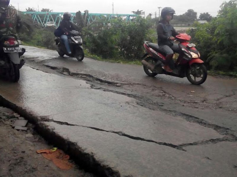 Kondisi Jalan Karang Satria (Jembatan Besi) Tambun Utara yang longsor (istimewa)