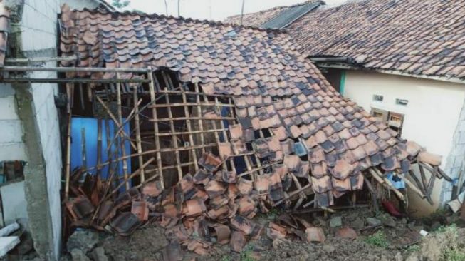 Kondisi rumah yang diterjang longsong Tanggul Kali Citarum Dok.BPBD Kabupaten Bekasi