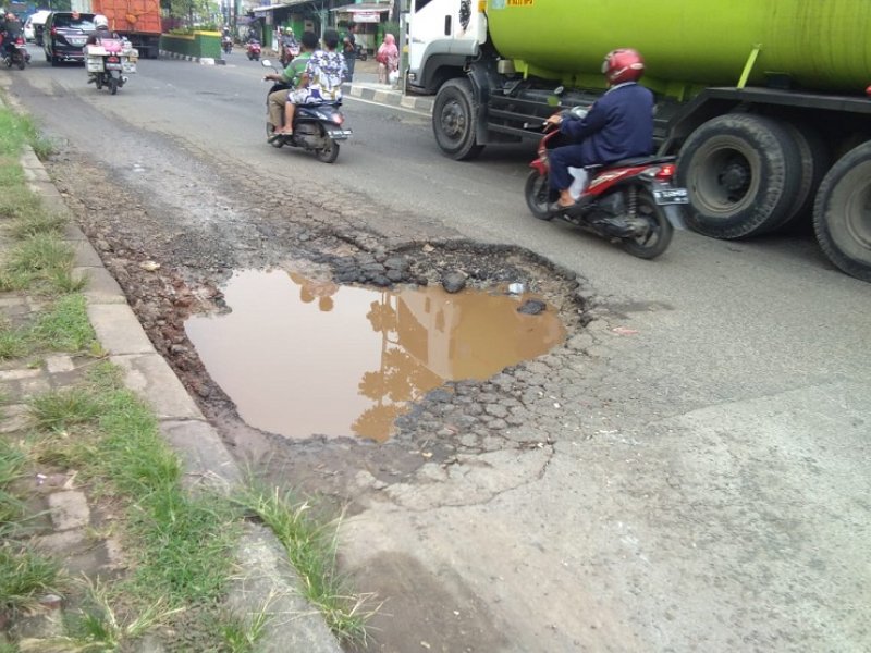 Lubang besar di Jalan I Gusti Ngurah Rai, Bekasi (dok/Republika)