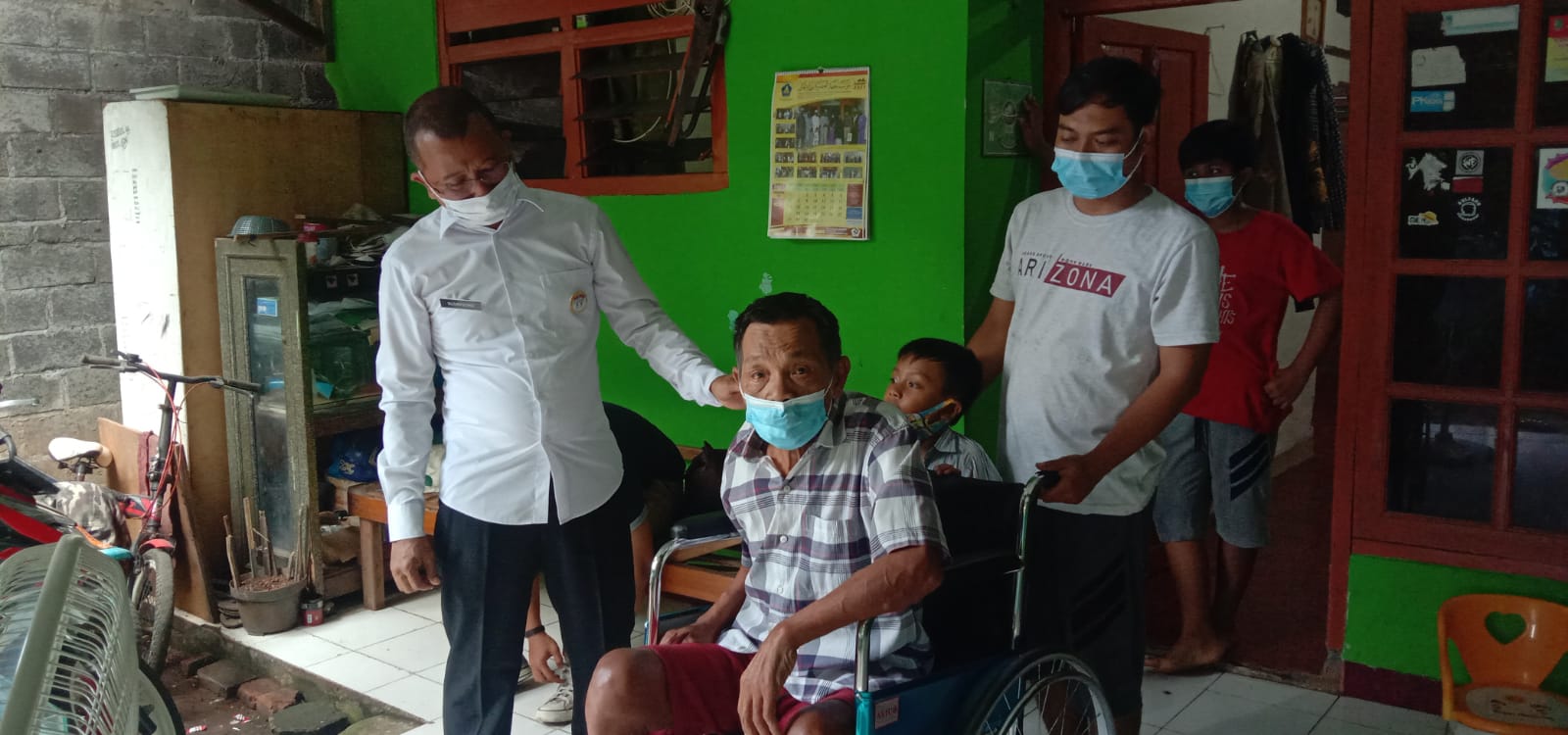 Lurah Bintara Sudarsono Antar Bantuan Kursi Roda di Rt 14 Rw 02