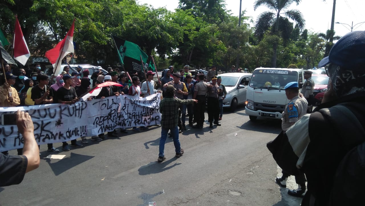 Mahasiswa Kota Bekasi demo di depan Kantor DPRD Kota Bekasi