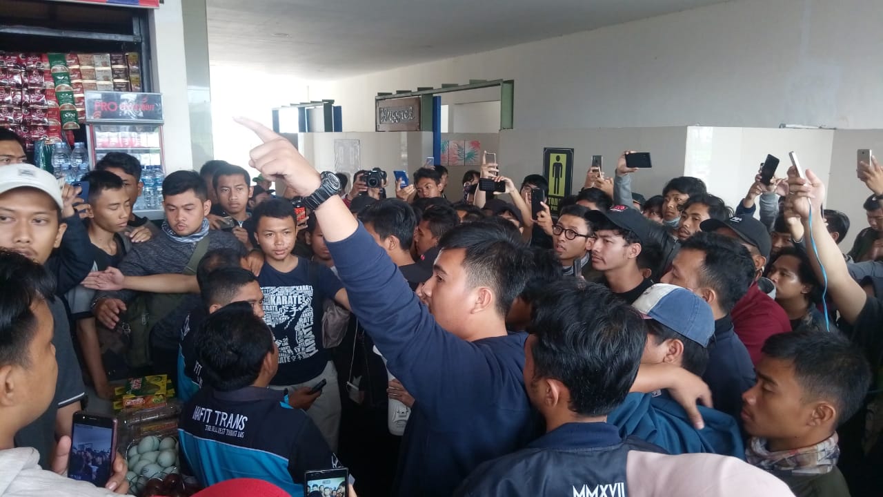 Mahasiswa Unnes dan Undip yang dicegat aparat kepolisian untuk berangkat ke Gedung DPR RI