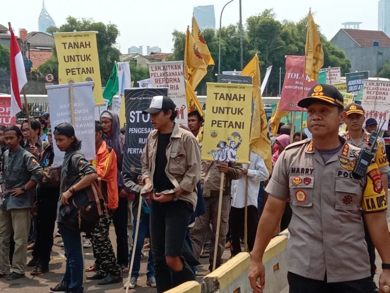 Mahasiswa gelar unjuk rasa di depan Gedung DPR RI, Selasa (24/9) (Jae/Dakta)