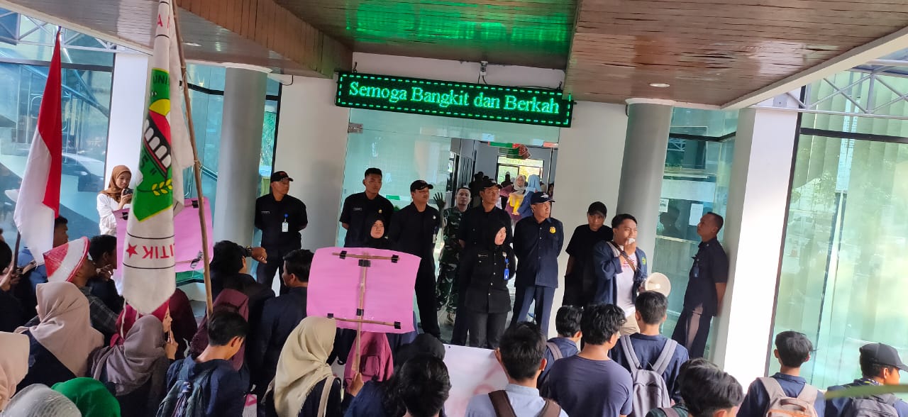 Mahasiswa geruduk Gedung Rektorat Unisma Bekasi