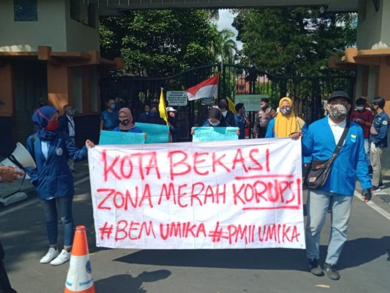 Mahasiswa menggelar aksi demo di depan gedung Pemerintah Kota Bekasi, Selasa (2/6)