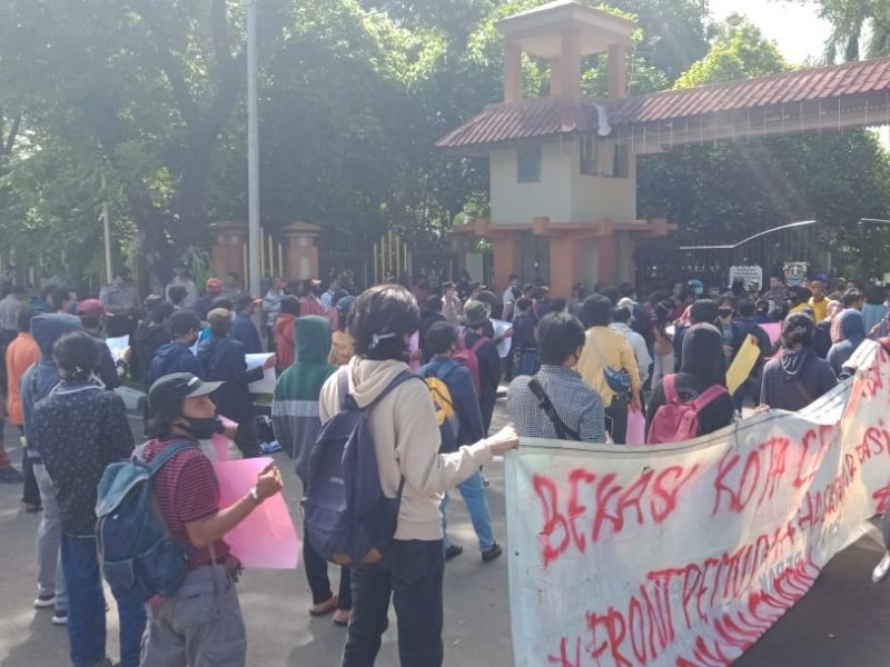 Mahasiswa unjuk rasa di kantor Pemkot Bekasi menuntut keringanan biaya pendidikan di masa Covid-19