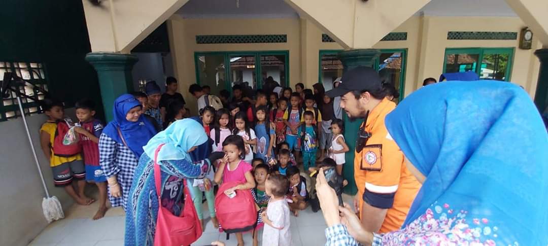 Majelis Taklim Al Islah dan WMI bagikan Paket Kit School untuk Korban Banjir dan Longsor di Bogor da