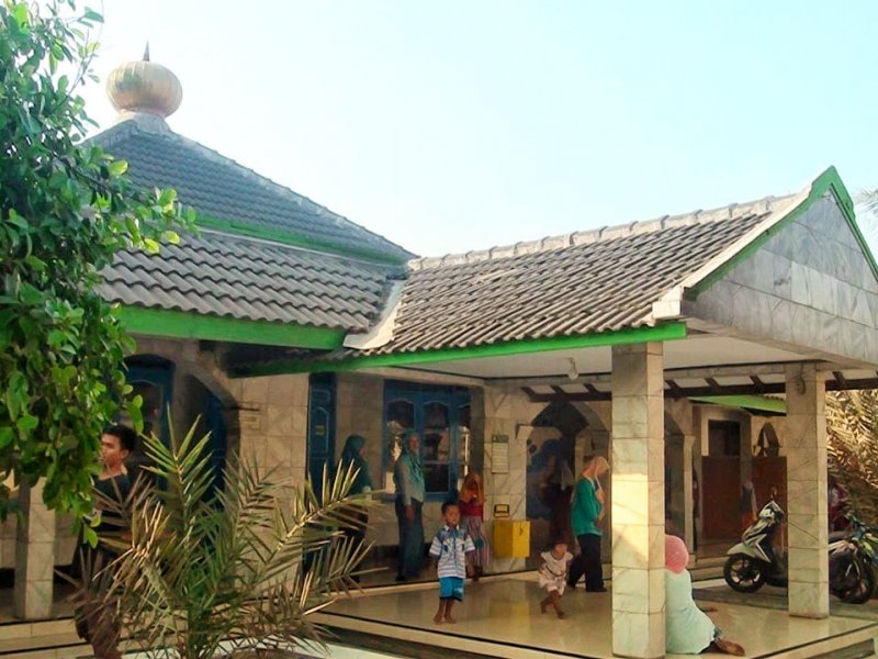 Masjid Prana Sakti di sebelah areal parkir obyek wisata Pantai Samas, Yogyakarta.