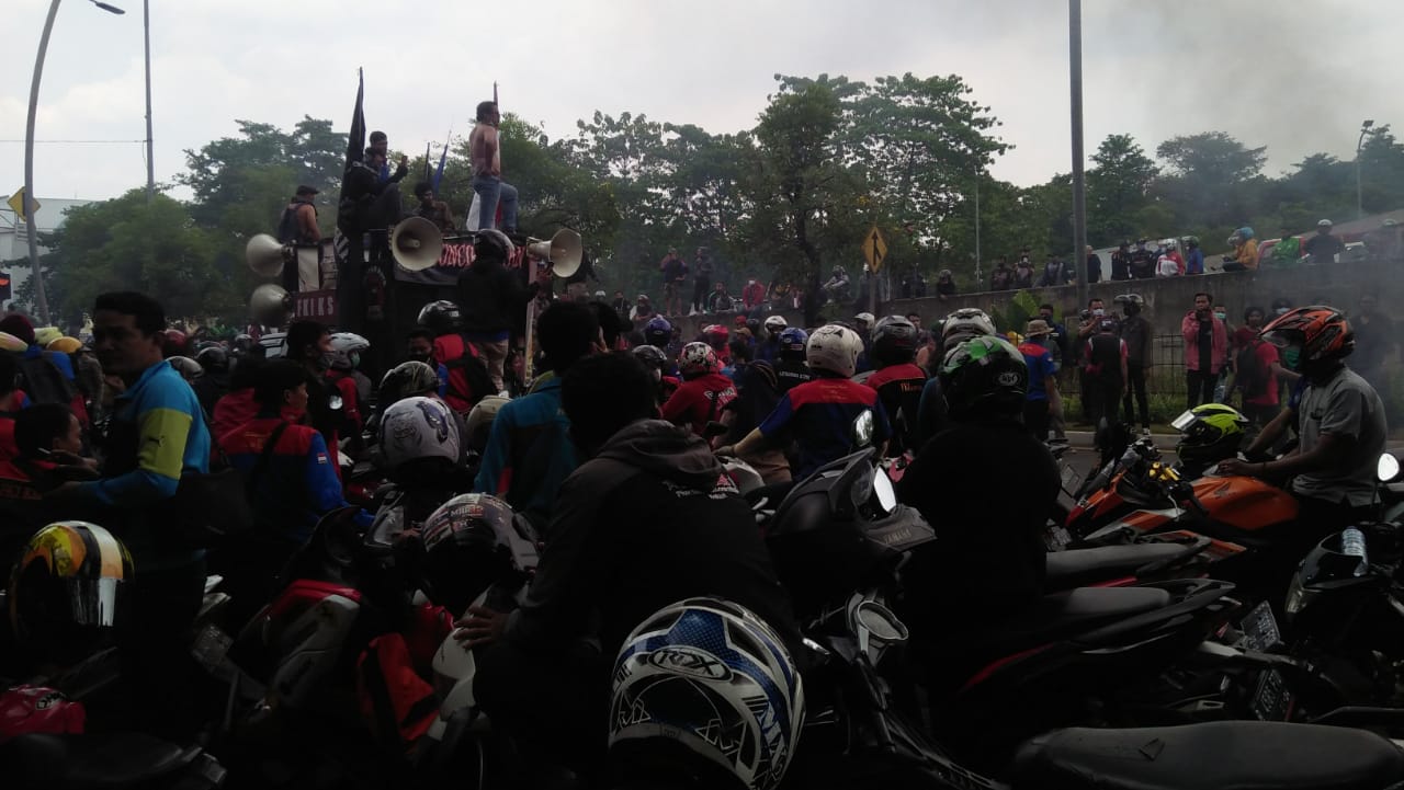 Massa Aksi Blokade Jalan Ahmad Yani Didepan Kantor Wali Kota Bekasi