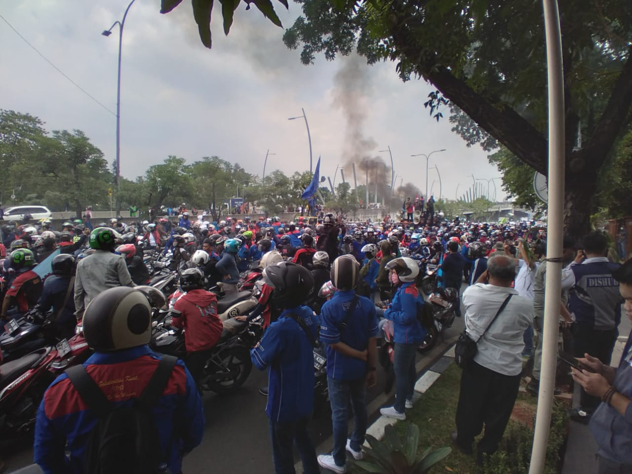 Massa Aksi Demo di Depan Kantor Wali Kota Bekasi