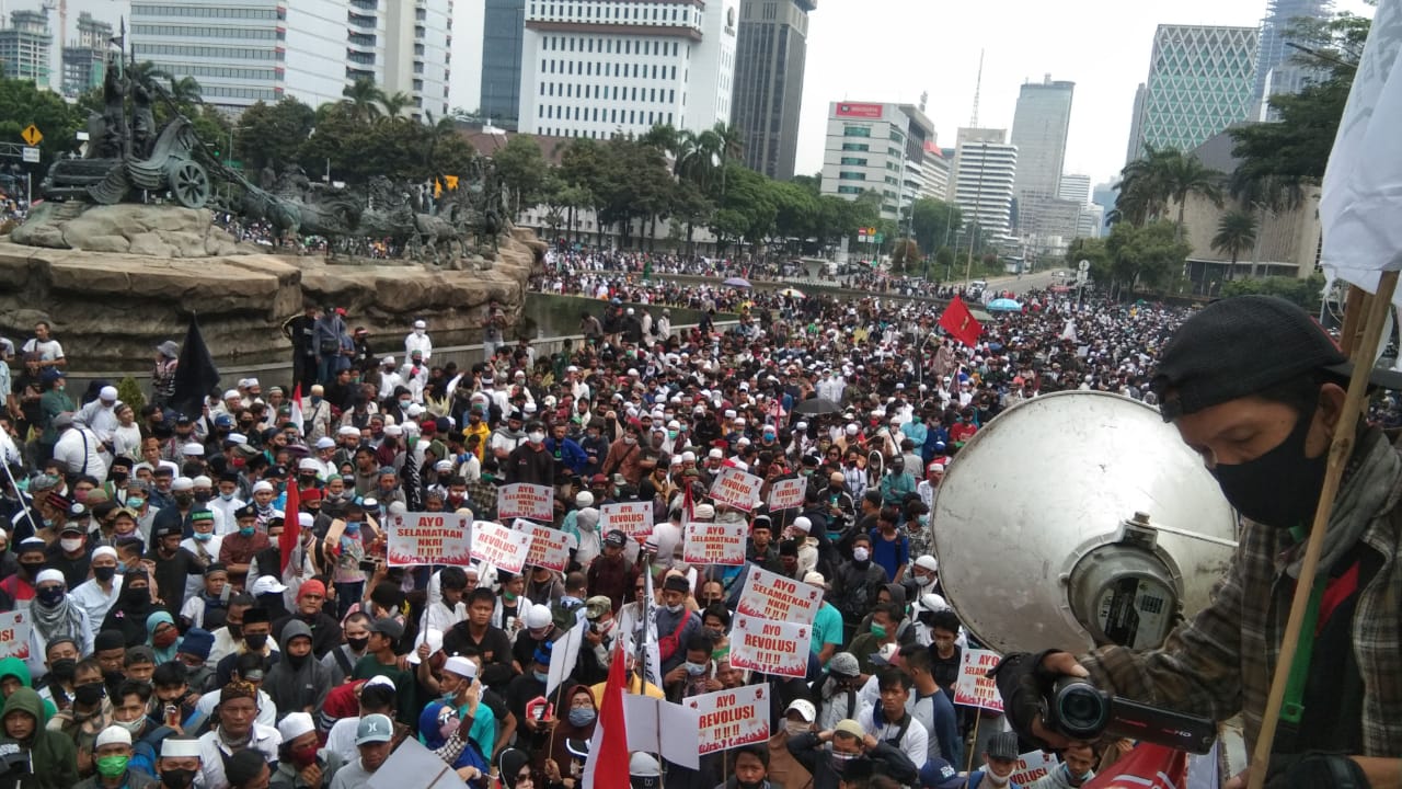 Massa Aksi Memadati Ruas Jalan Merdeka Barat