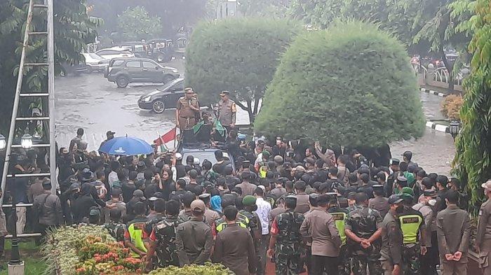 Massa aksi mahasiswa nyaris menduduki Gedung DPRD Kota Bekasi 5