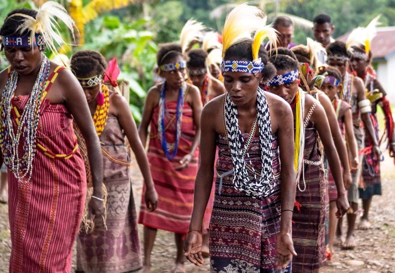 Masyarakat Papua yang sedang mengenalkan budayanya